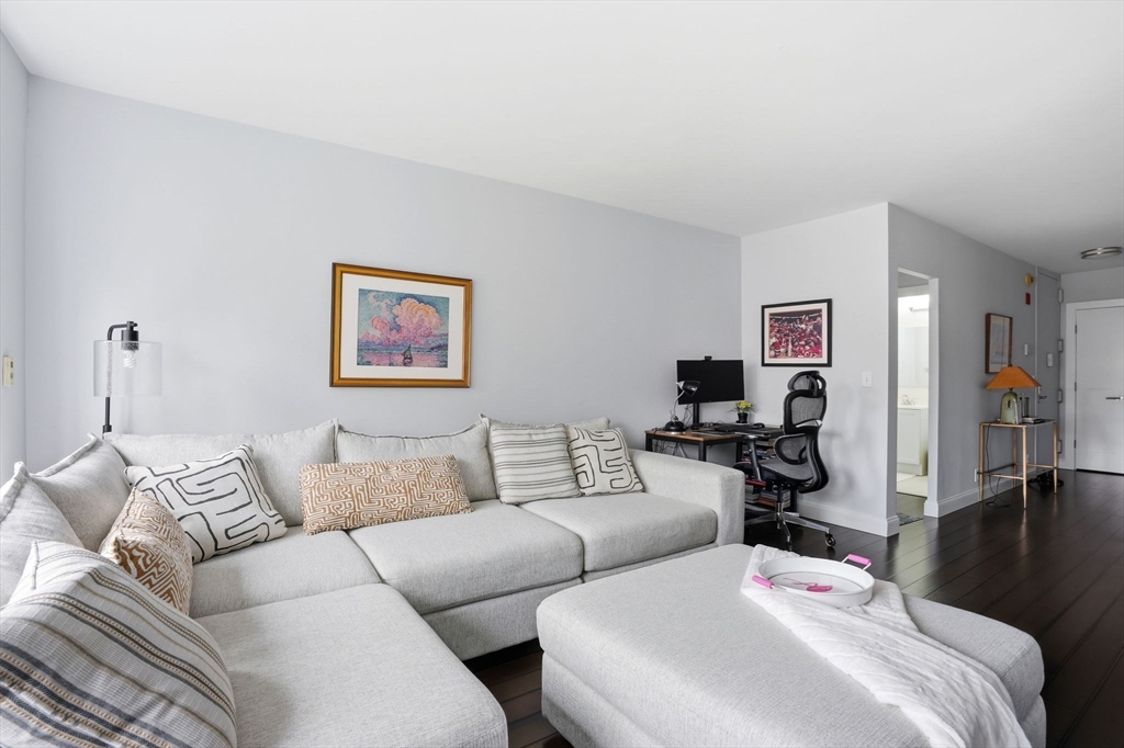 65 E India Row 14A