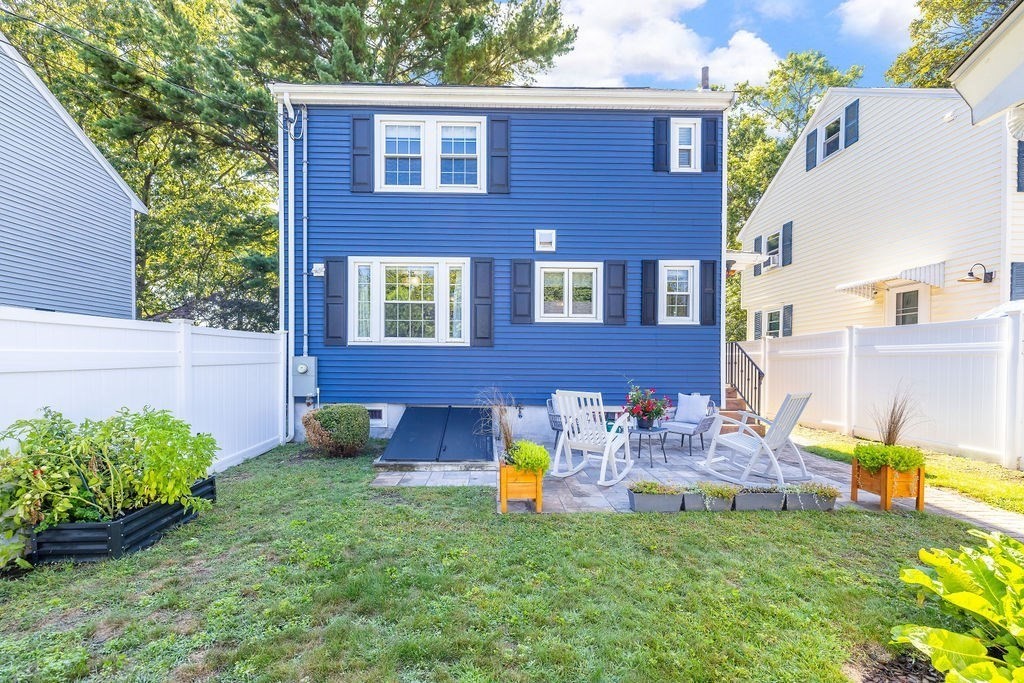 Boston, Massachusetts 02132, United States, 3 Bedrooms Bedrooms, ,2 BathroomsBathrooms,Residential,Pending,207717