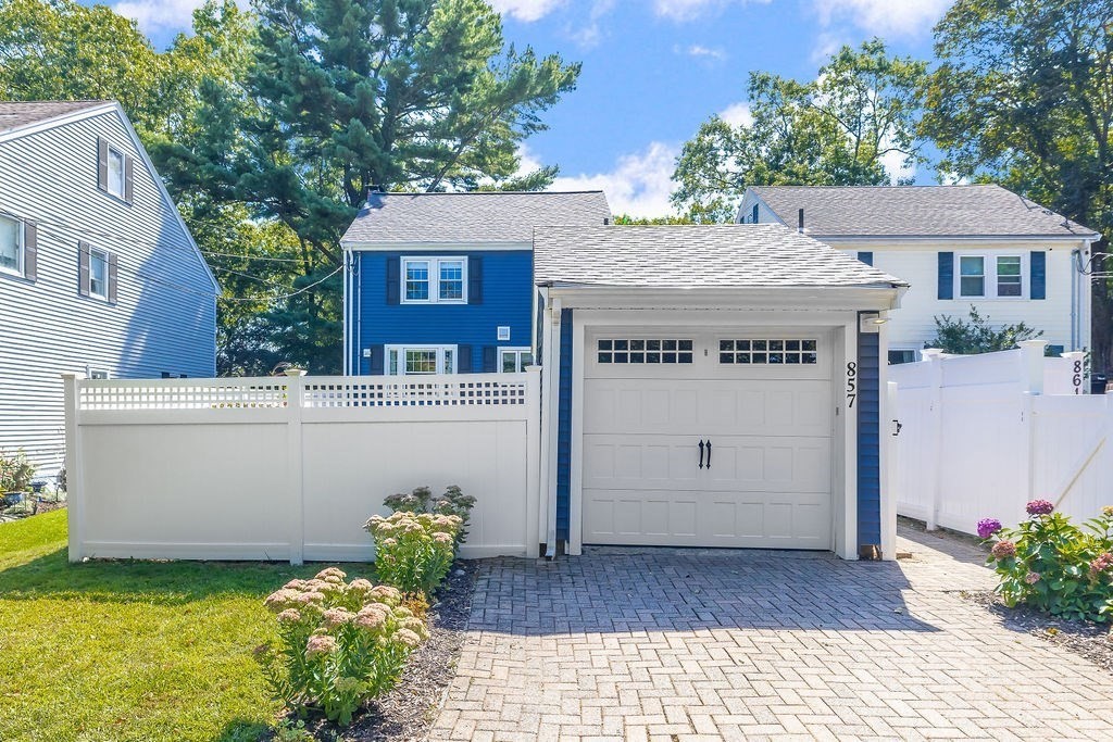 Boston, Massachusetts 02132, United States, 3 Bedrooms Bedrooms, ,2 BathroomsBathrooms,Residential,Pending,207717