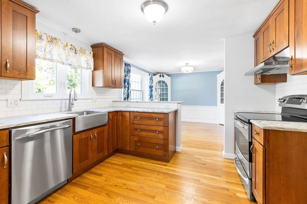 Boston, Massachusetts 02132, United States, 3 Bedrooms Bedrooms, ,2 BathroomsBathrooms,Residential,Pending,207717