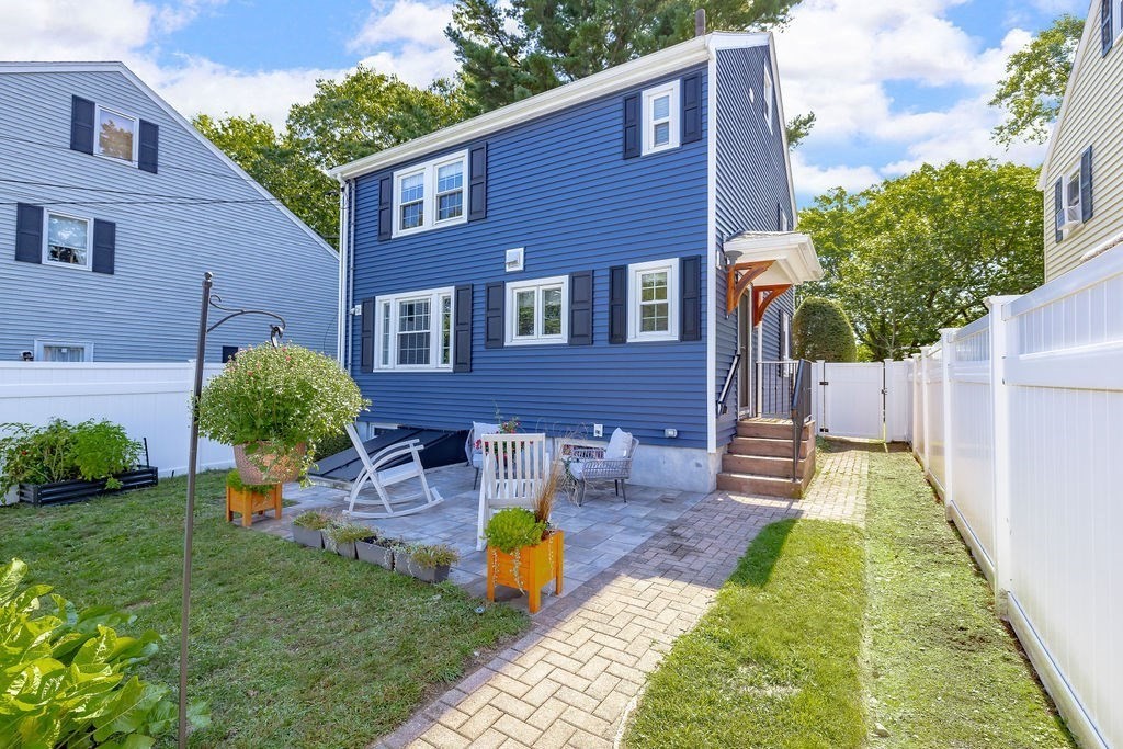 Boston, Massachusetts 02132, United States, 3 Bedrooms Bedrooms, ,2 BathroomsBathrooms,Residential,Pending,207717