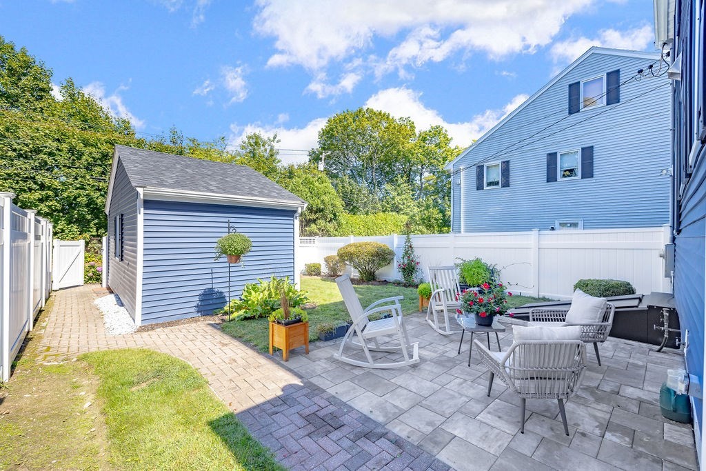 Boston, Massachusetts 02132, United States, 3 Bedrooms Bedrooms, ,2 BathroomsBathrooms,Residential,Pending,207717