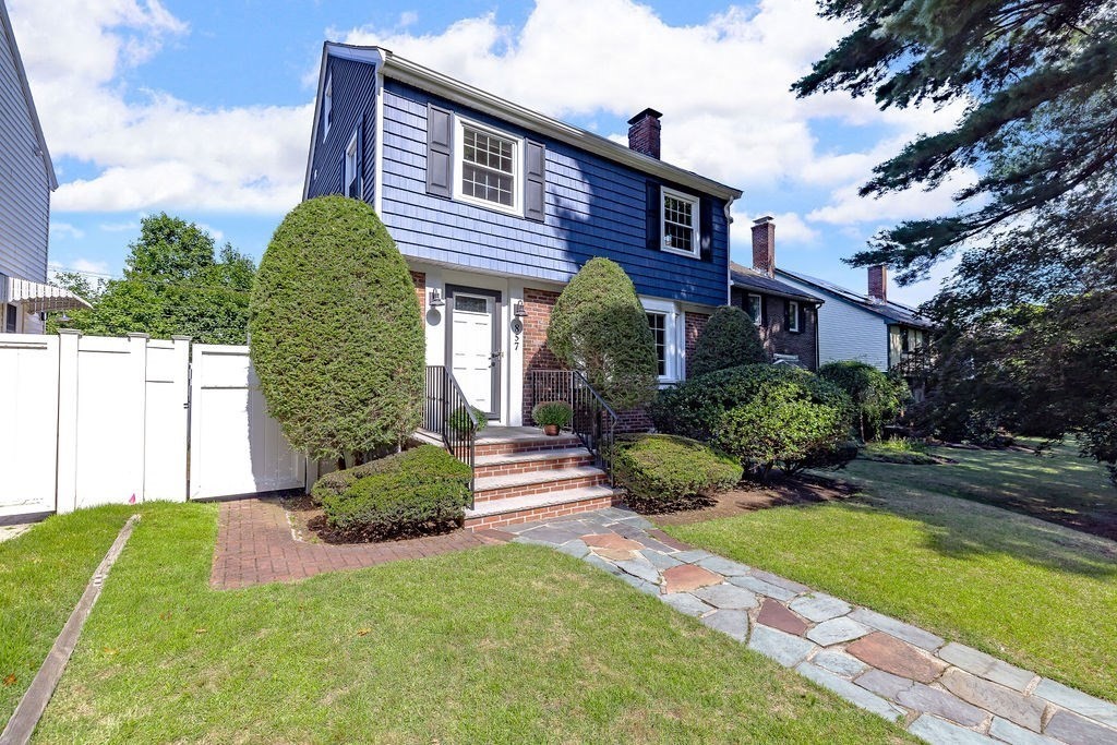 Boston, Massachusetts 02132, United States, 3 Bedrooms Bedrooms, ,2 BathroomsBathrooms,Residential,Pending,207717