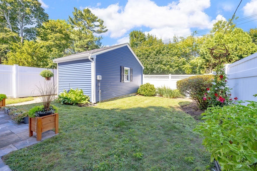 Boston, Massachusetts 02132, United States, 3 Bedrooms Bedrooms, ,2 BathroomsBathrooms,Residential,Pending,207717