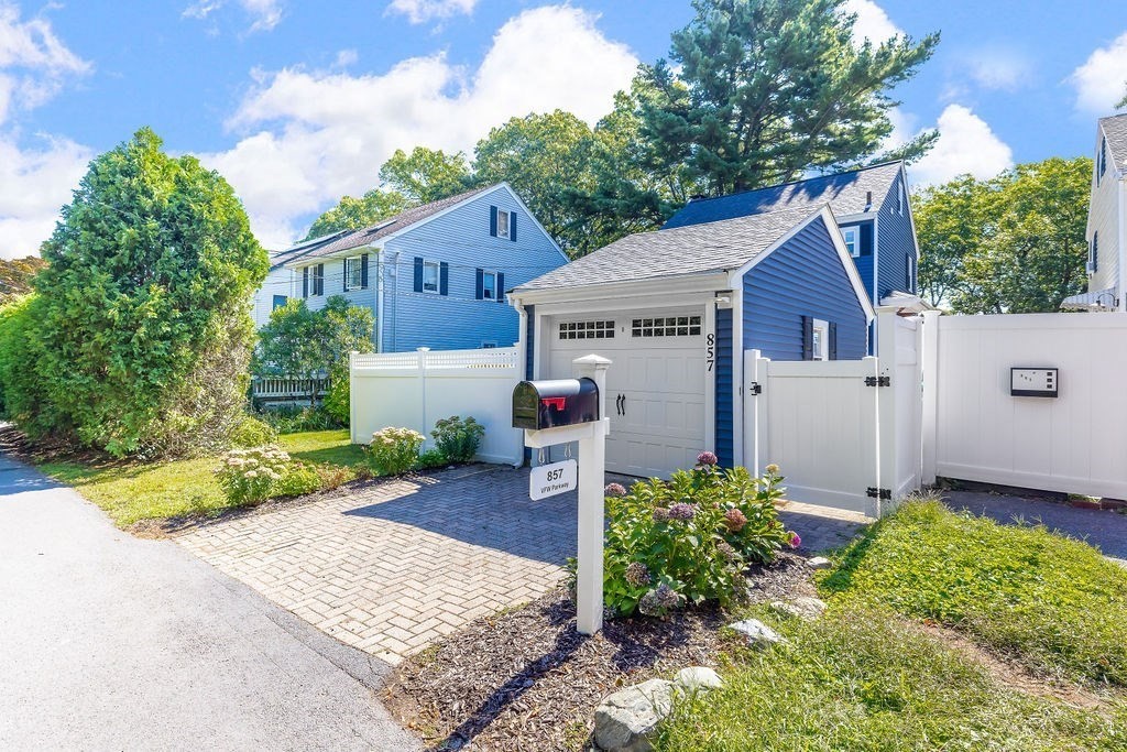 Boston, Massachusetts 02132, United States, 3 Bedrooms Bedrooms, ,2 BathroomsBathrooms,Residential,Pending,207717