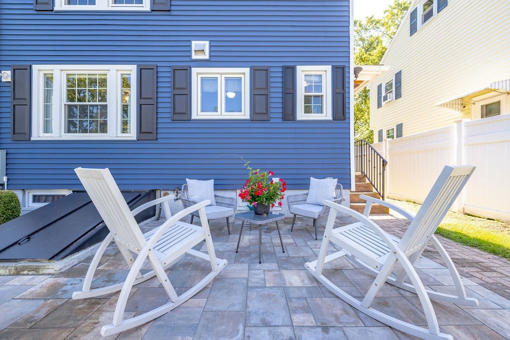 Boston, Massachusetts 02132, United States, 3 Bedrooms Bedrooms, ,2 BathroomsBathrooms,Residential,Pending,207717