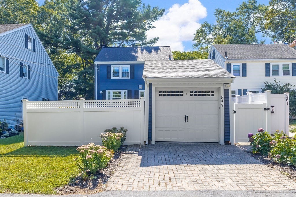 Boston, Massachusetts 02132, United States, 3 Bedrooms Bedrooms, ,2 BathroomsBathrooms,Residential,Pending,207717