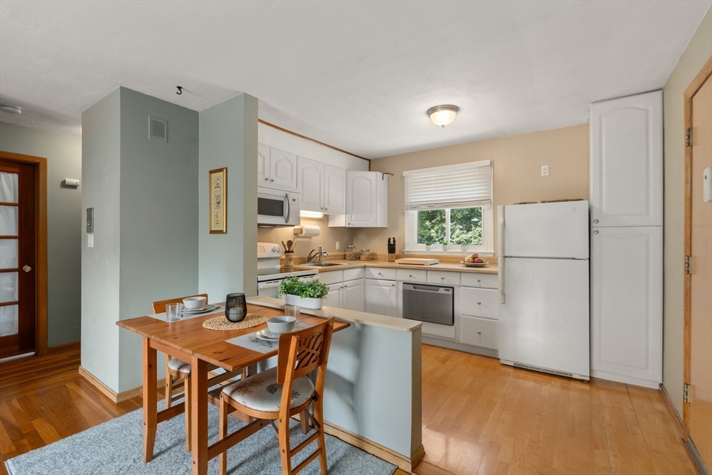 76 Lionel Ave. E