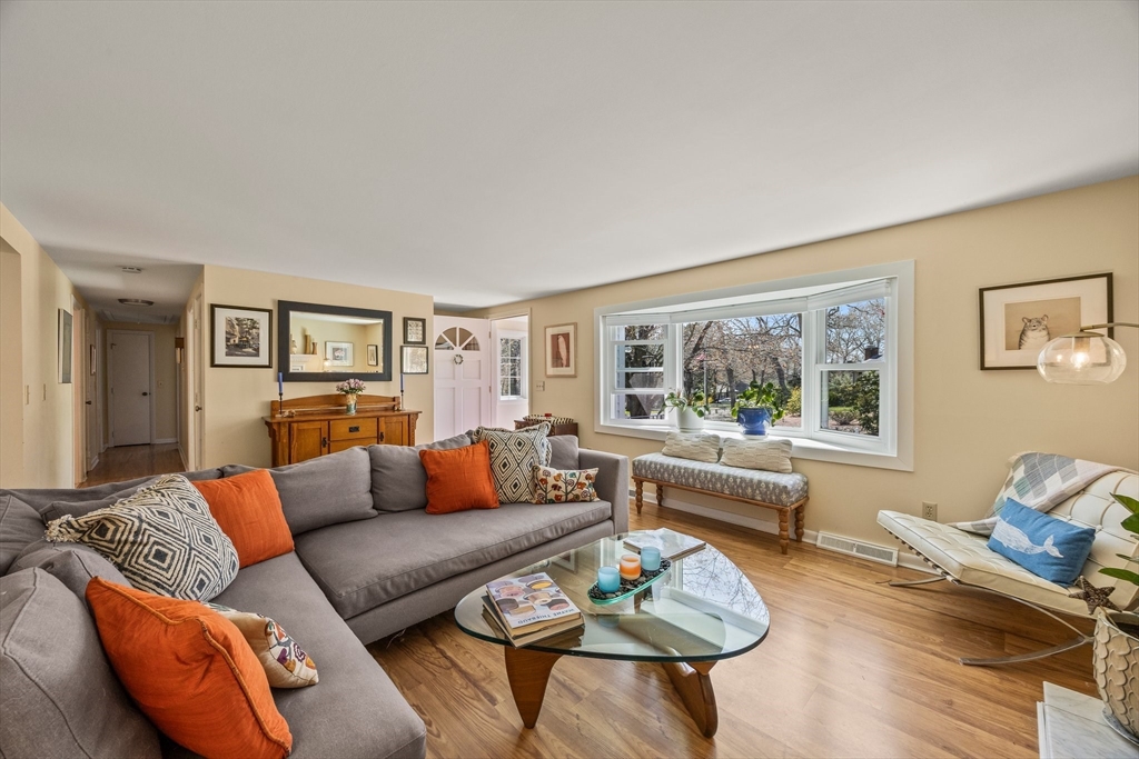 30 Lucerne Dr