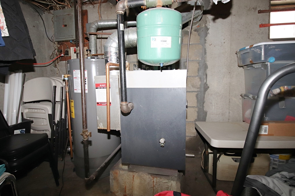 Revere, Massachusetts 02151, United States, 3 Bedrooms Bedrooms, ,1 BathroomBathrooms,Residential,Pending,81370