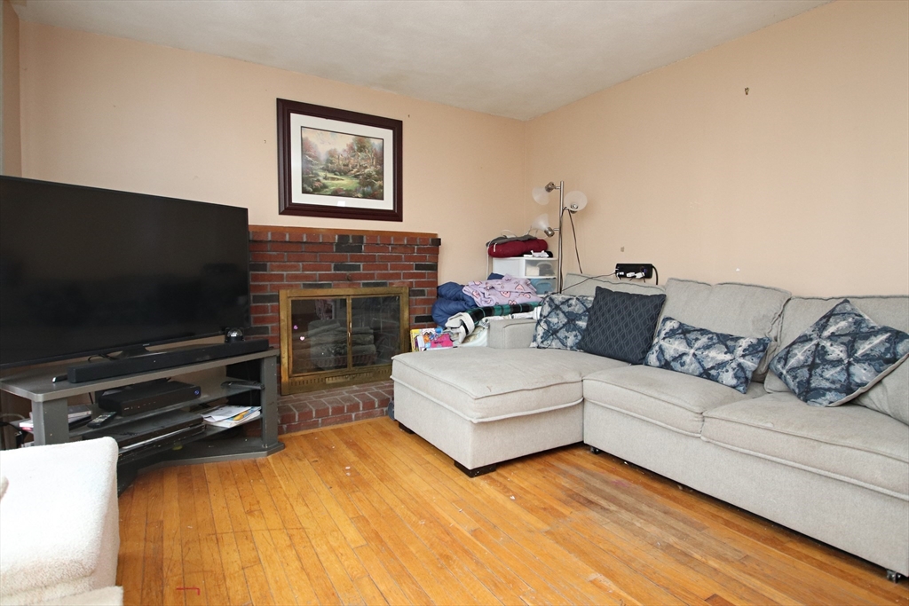 Revere, Massachusetts 02151, United States, 3 Bedrooms Bedrooms, ,1 BathroomBathrooms,Residential,Pending,81370