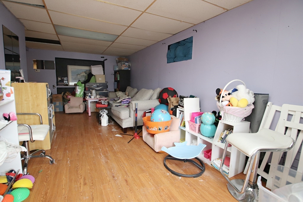 Revere, Massachusetts 02151, United States, 3 Bedrooms Bedrooms, ,1 BathroomBathrooms,Residential,Pending,81370