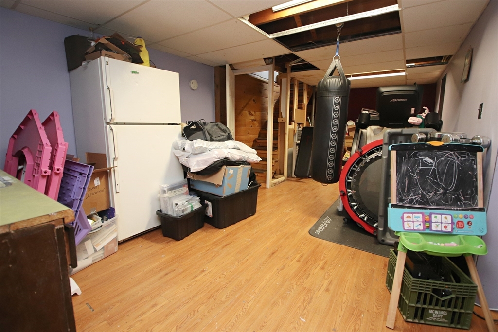 Revere, Massachusetts 02151, United States, 3 Bedrooms Bedrooms, ,1 BathroomBathrooms,Residential,Pending,81370