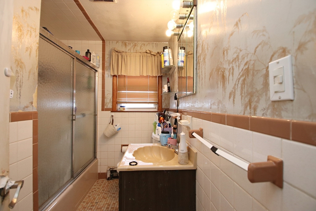 Revere, Massachusetts 02151, United States, 3 Bedrooms Bedrooms, ,1 BathroomBathrooms,Residential,Pending,81370