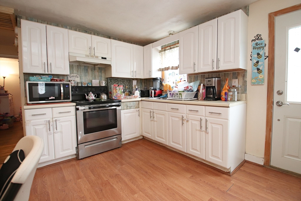 Revere, Massachusetts 02151, United States, 3 Bedrooms Bedrooms, ,1 BathroomBathrooms,Residential,Pending,81370