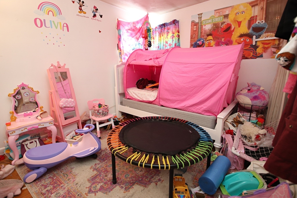 Revere, Massachusetts 02151, United States, 3 Bedrooms Bedrooms, ,1 BathroomBathrooms,Residential,Pending,81370