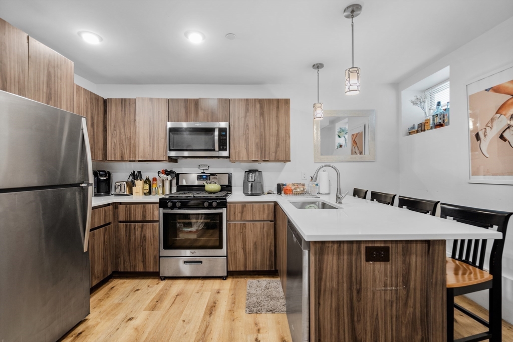 211 W 9th St