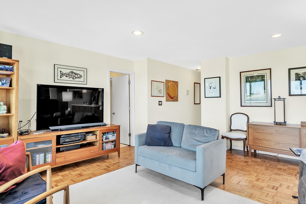 1105 Massachusetts Ave 10A