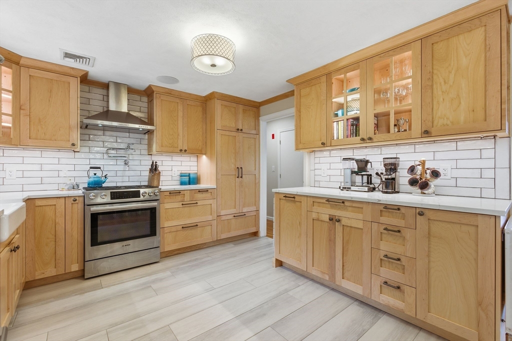 66 Phillips Cir, Waltham, MA Photo #8