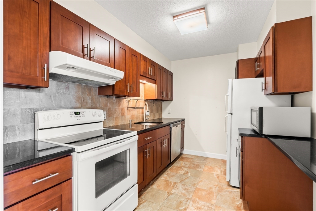 50 Longwood Ave 611