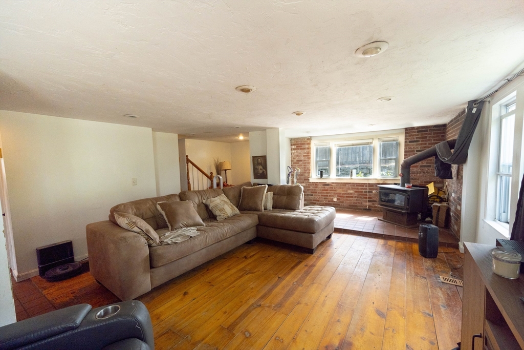 85 W Main St