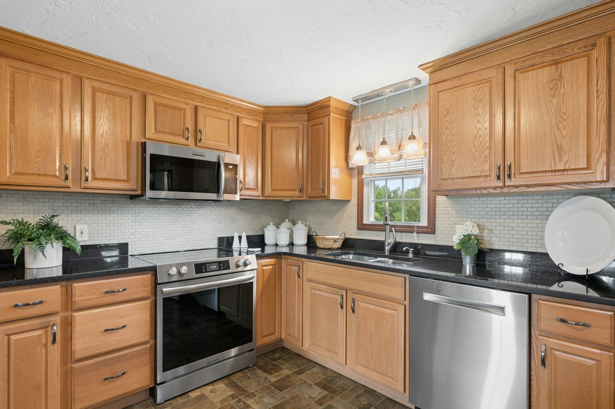 196 Eight Lots Rd, Sutton, MA Photo #12