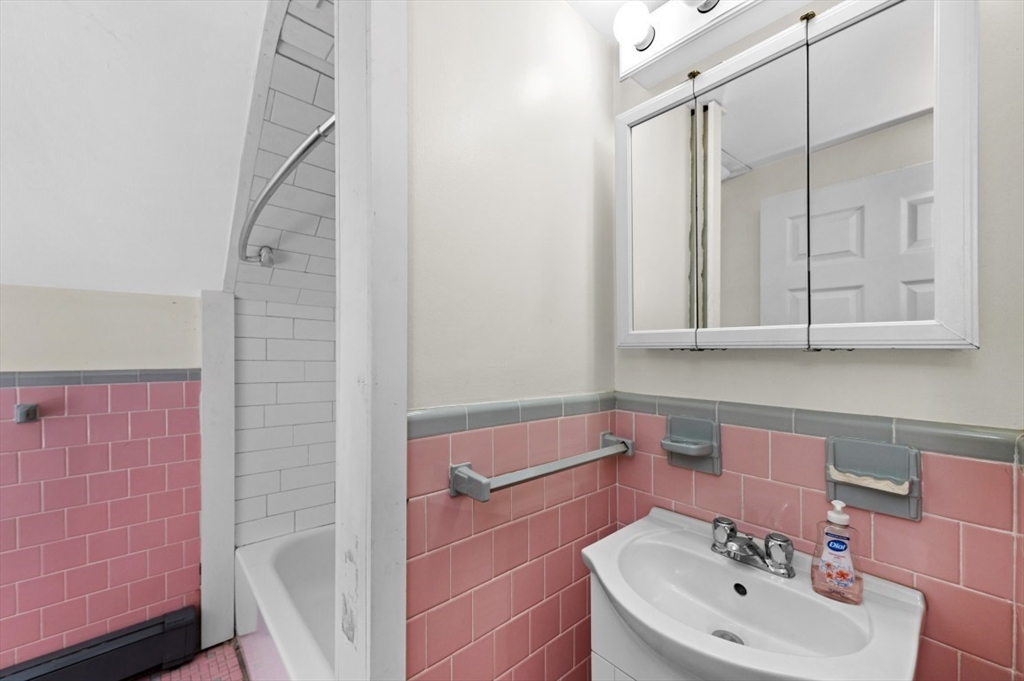 Melrose, Massachusetts 02176, United States, 2 Bedrooms Bedrooms, ,2 BathroomsBathrooms,Residential,Contingent,182022