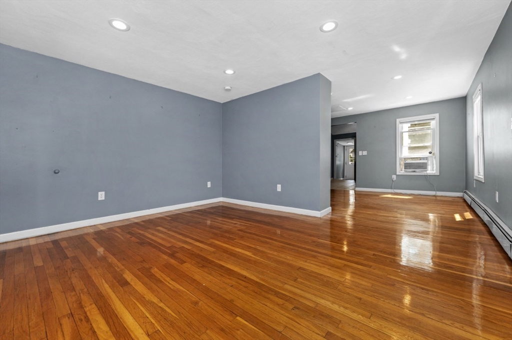 Melrose, Massachusetts 02176, United States, 2 Bedrooms Bedrooms, ,2 BathroomsBathrooms,Residential,Contingent,182022