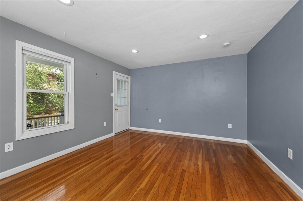 Melrose, Massachusetts 02176, United States, 2 Bedrooms Bedrooms, ,2 BathroomsBathrooms,Residential,Contingent,182022