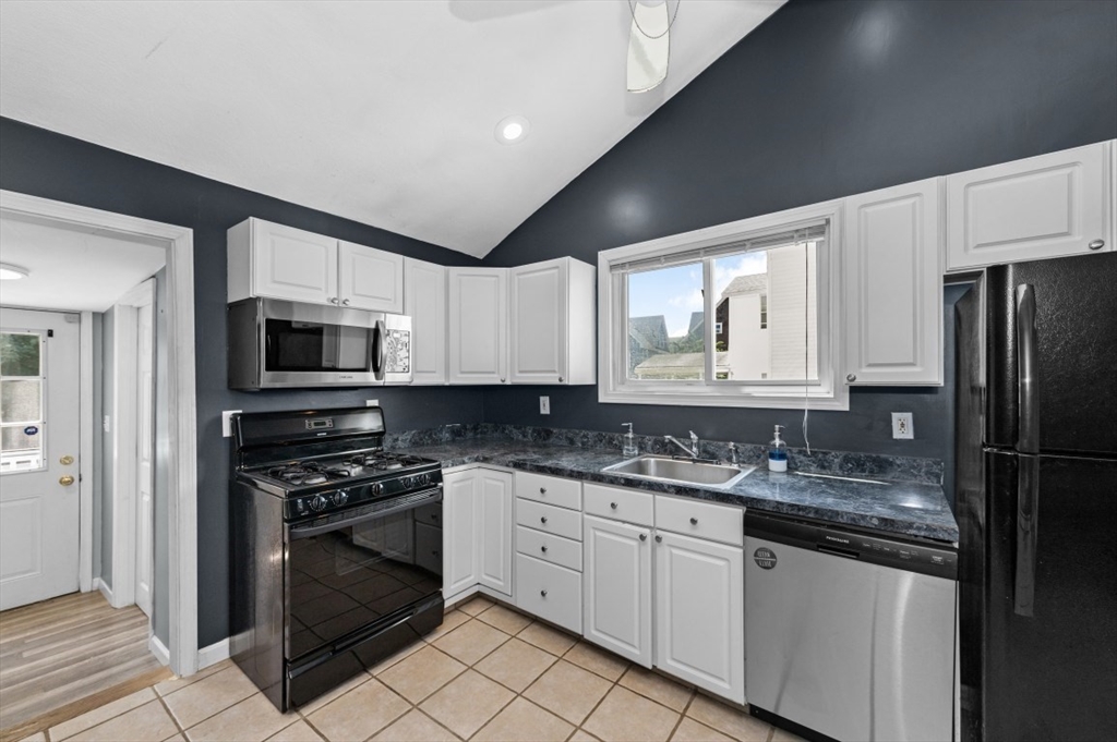 Melrose, Massachusetts 02176, United States, 2 Bedrooms Bedrooms, ,2 BathroomsBathrooms,Residential,Contingent,182022