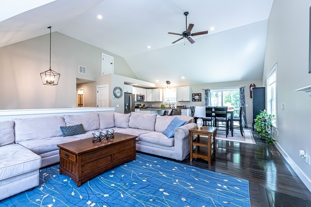 Sandown, New Hampshire 03873, United States, 4 Bedrooms Bedrooms, ,3 BathroomsBathrooms,Residential,Pending,124160