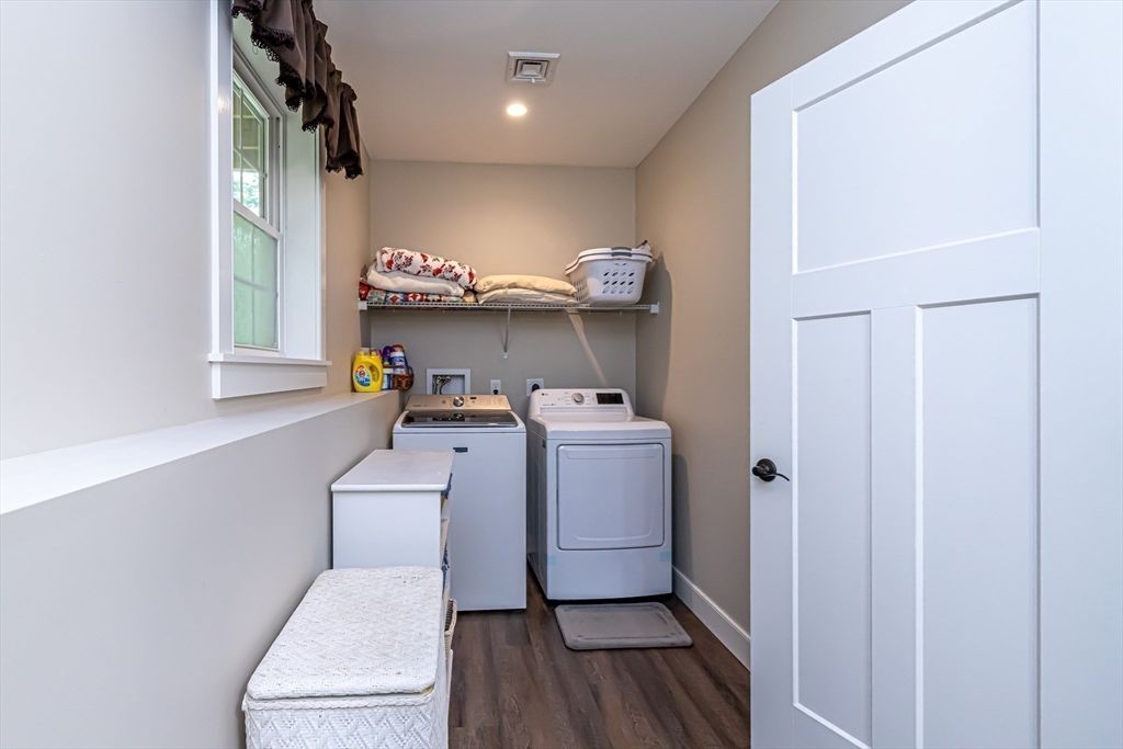 Sandown, New Hampshire 03873, United States, 4 Bedrooms Bedrooms, ,3 BathroomsBathrooms,Residential,Pending,124160