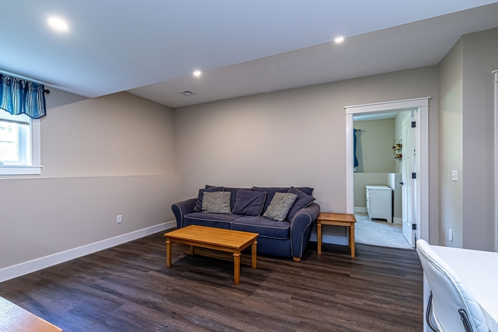 Sandown, New Hampshire 03873, United States, 4 Bedrooms Bedrooms, ,3 BathroomsBathrooms,Residential,Pending,124160