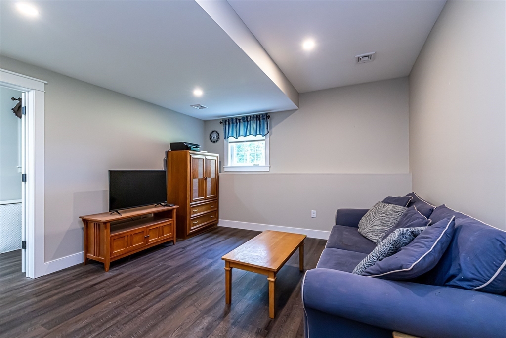 Sandown, New Hampshire 03873, United States, 4 Bedrooms Bedrooms, ,3 BathroomsBathrooms,Residential,Pending,124160