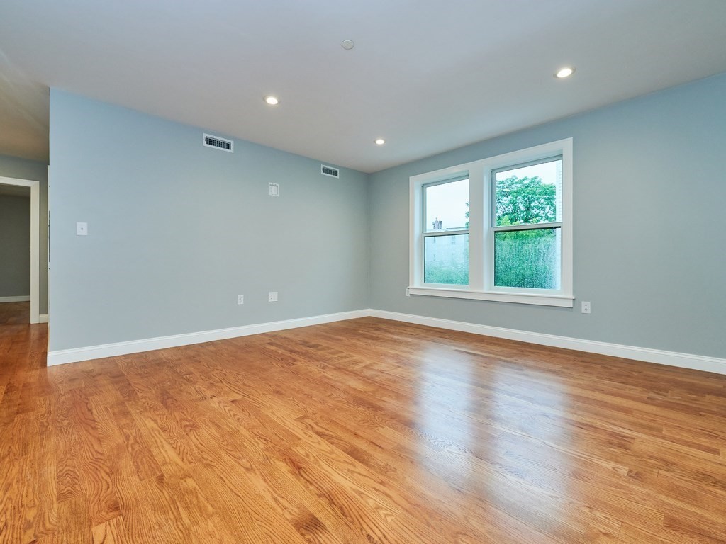 223 Saratoga St U203