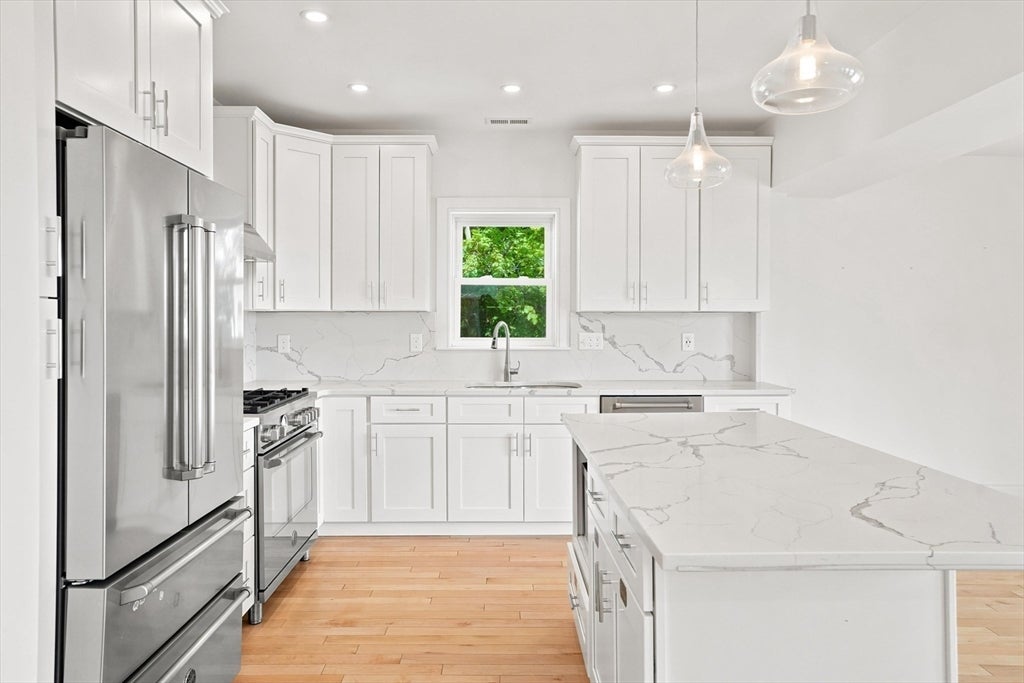 8 Leyden Ave 8