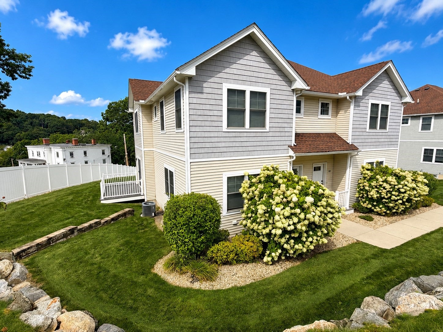 Photo of 58 Oak St, Clinton, MA
