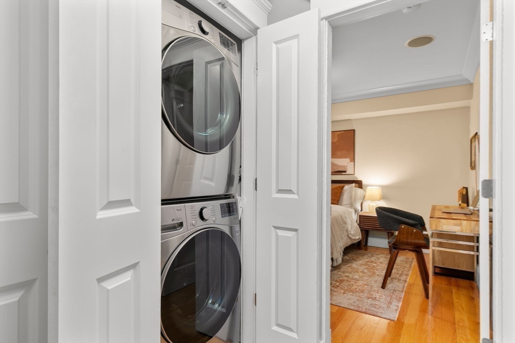 Boston, Massachusetts 02127, United States, 2 Bedrooms Bedrooms, ,2 BathroomsBathrooms,Residential,Pending,105142