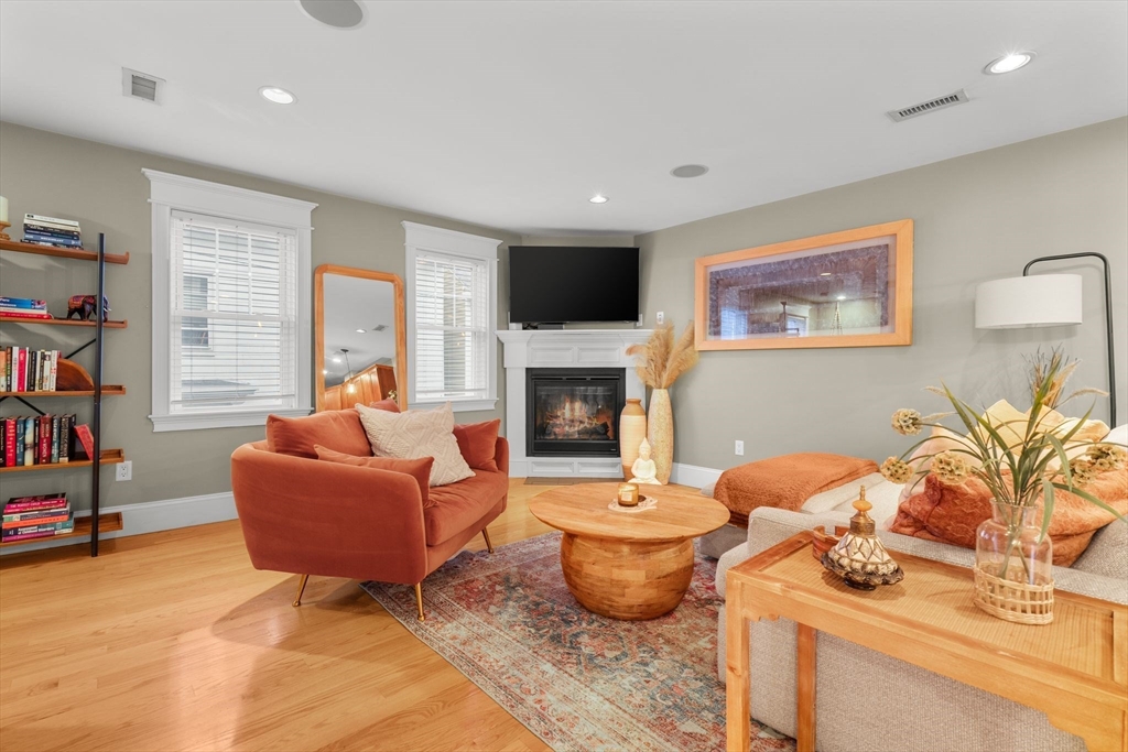 Boston, Massachusetts 02127, United States, 2 Bedrooms Bedrooms, ,2 BathroomsBathrooms,Residential,Pending,105142