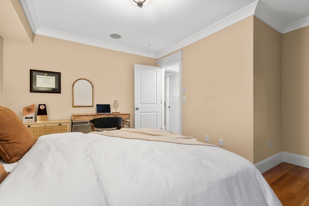 Boston, Massachusetts 02127, United States, 2 Bedrooms Bedrooms, ,2 BathroomsBathrooms,Residential,Pending,105142