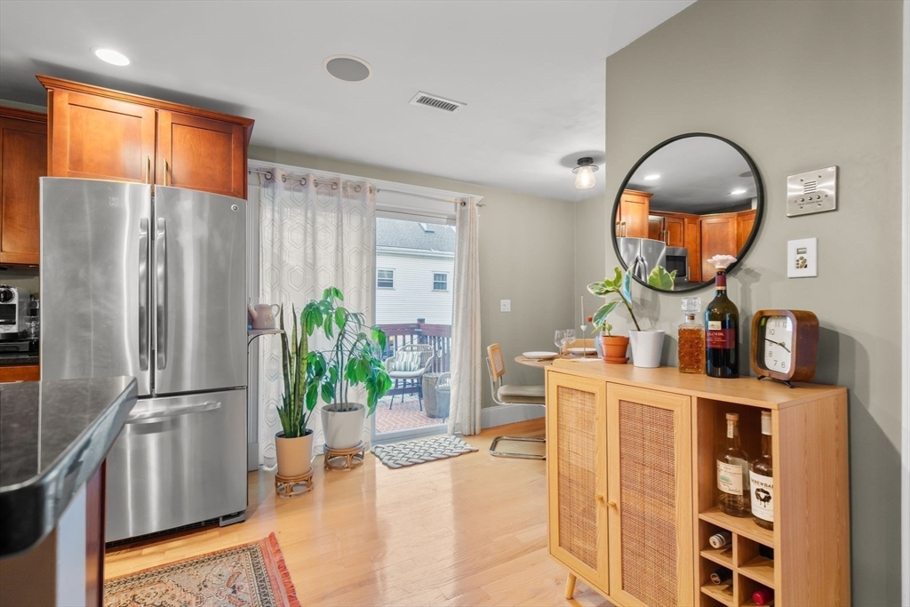 Boston, Massachusetts 02127, United States, 2 Bedrooms Bedrooms, ,2 BathroomsBathrooms,Residential,Pending,105142