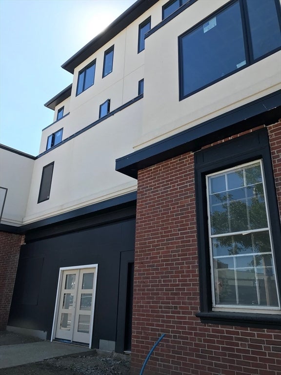 979 Main St 4