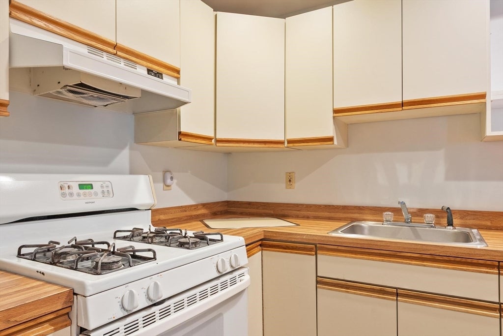 170 Townsend Ave, Lowell, MA, 170 Townsend Ave, Lowell, MA Photo #32