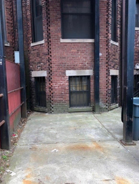 Photo of 531 Newbury St, Boston, MA