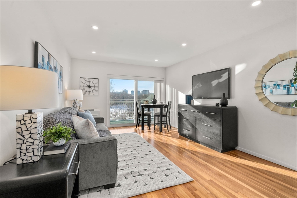 231 Coolidge Ave 405