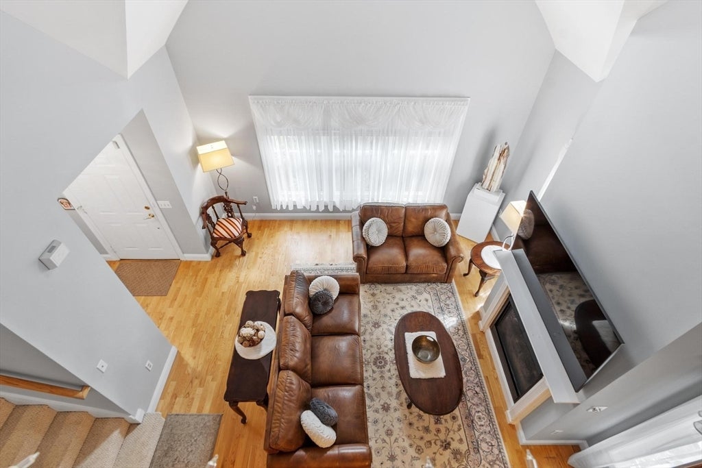 135 Beach Road E1