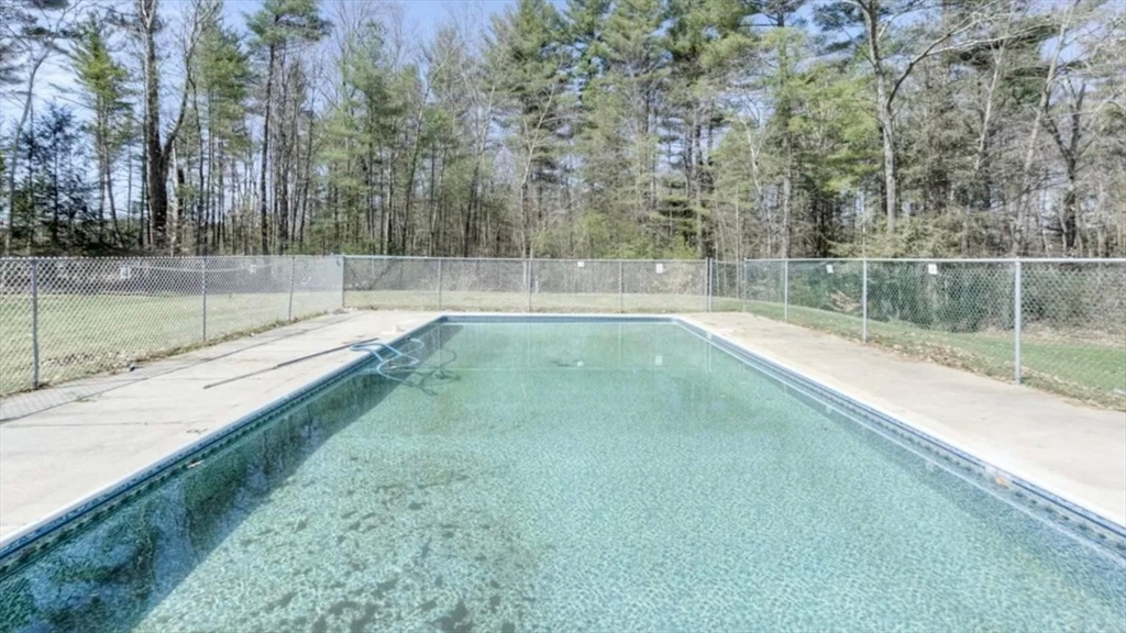 Southbridge, Massachusetts 01550, United States, 2 Bedrooms Bedrooms, ,2 BathroomsBathrooms,Residential,Pending,21185