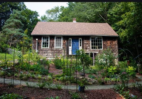 Photo of 10 Bates Hl, Sturbridge, MA 01518 (MLS # 73501539)