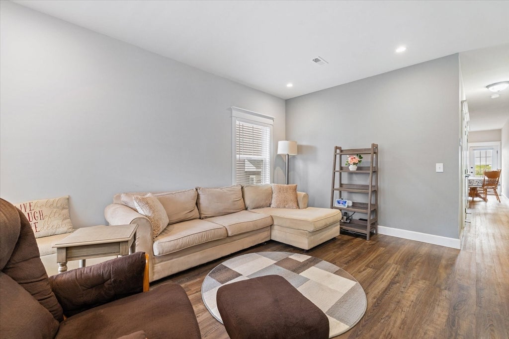 90 Sterling St E