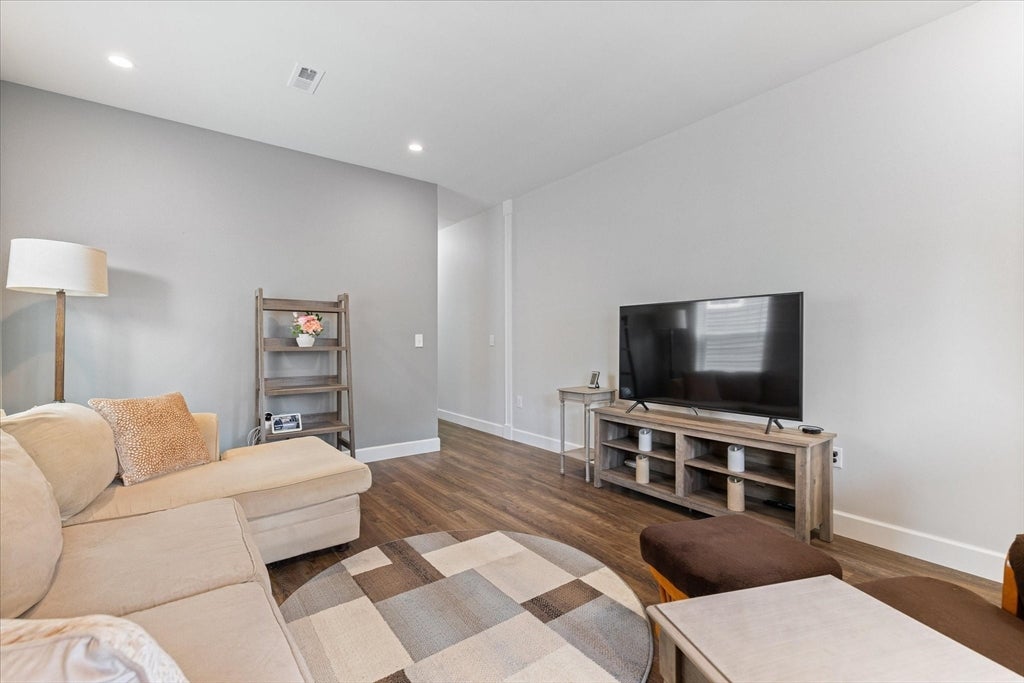 90 Sterling St E